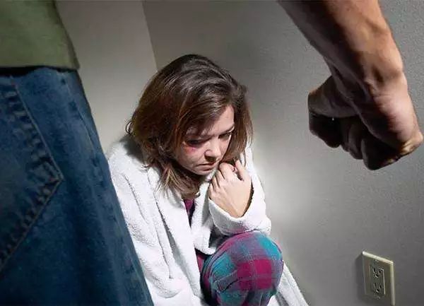 反家庭暴力法实施两周年_哈尔滨新规:赚钱不给老婆花算家暴 11月起实施_家庭暴力证据收集