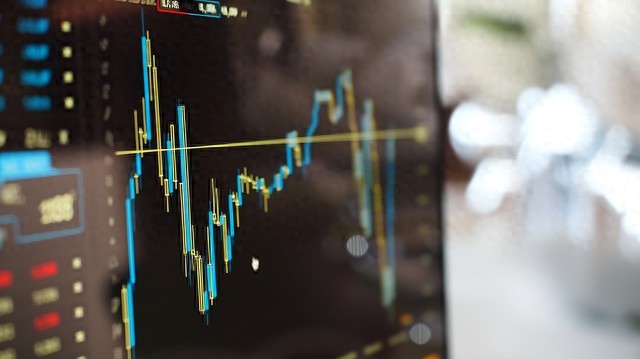 量化投资领域：基于掘金平台验证PE因子在信息技术行业适用性