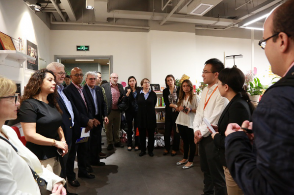 <strong>国际经济困境下中拉论坛诞生，米庄理财受外宾考察讲解</strong>