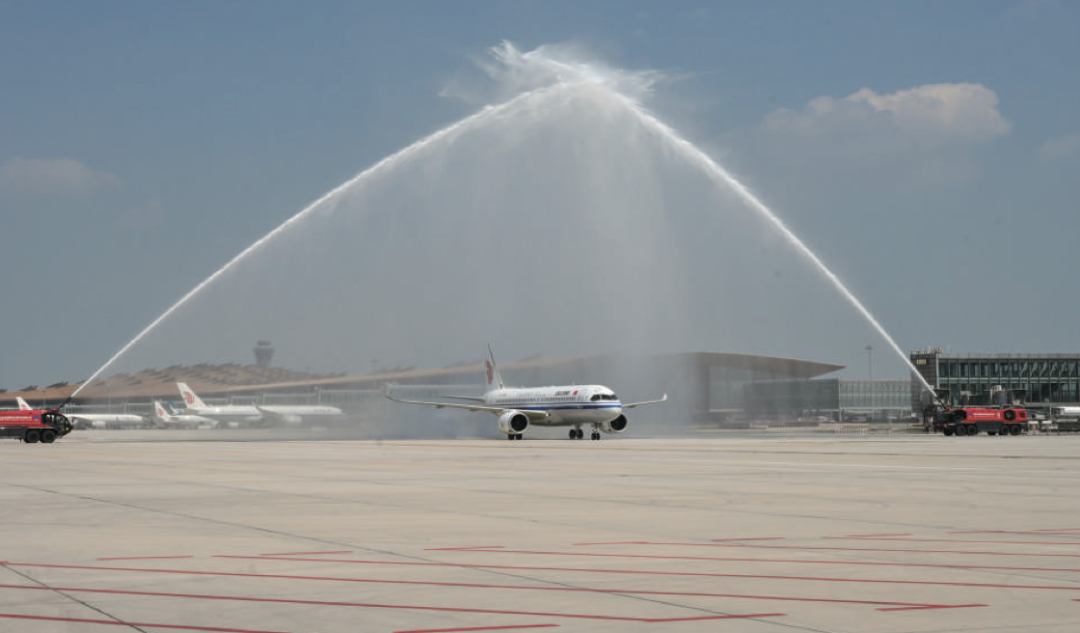 8月29日国航首架C919国产大飞机降落北京，飞行超顺利