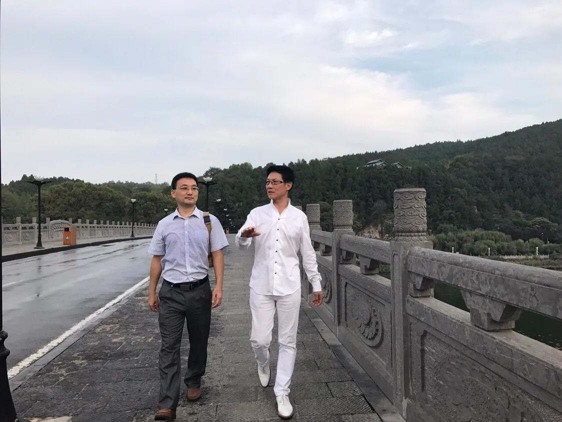 杜猛在龙门石窟与雷海栋探讨期货：日内波段盈利要点及止损止盈含