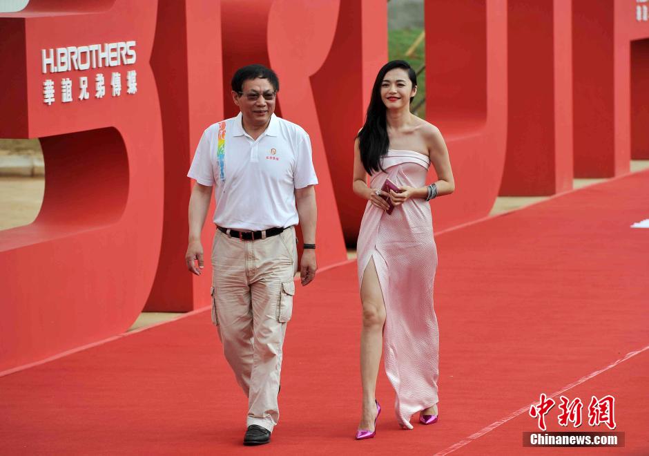 华谊兄弟二十周年庆典海口红毯现场_华谊兄弟20周年红毯秀_华谊兄弟二十周年庆典红地毯明星阵容