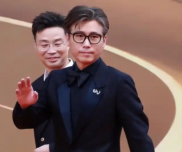 男演员红毯表现评价_华谊兄弟20周年红毯秀_华表奖红毯造型分析