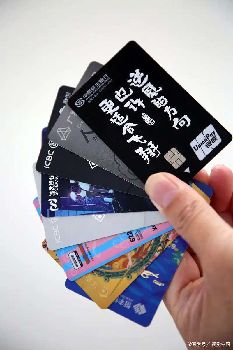 工行白金卡年费猫腻多！免年费话术藏陷阱，你中招了吗？