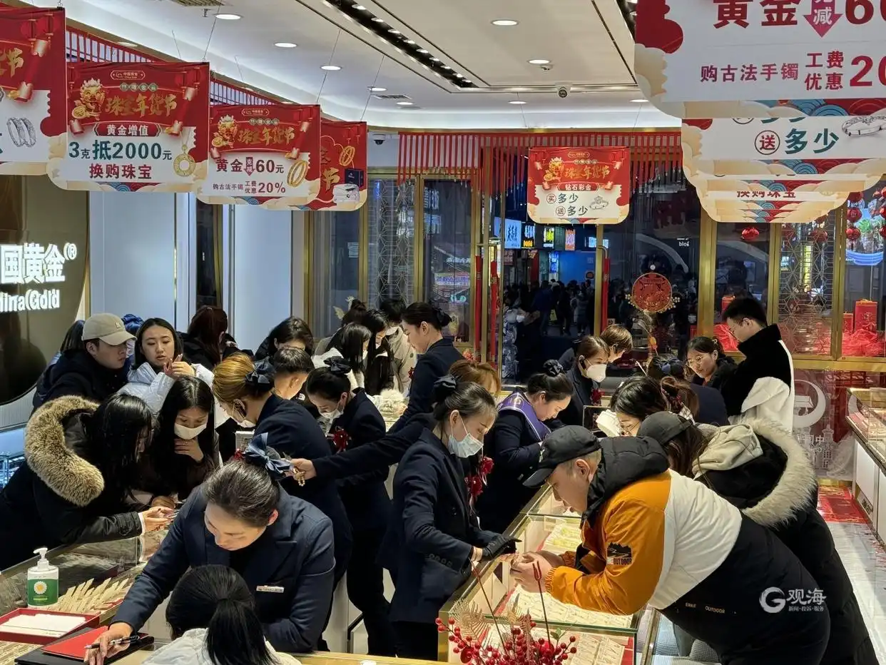 青岛黄金饰品价格上涨，春节临近优惠多，生肖龙成爆款